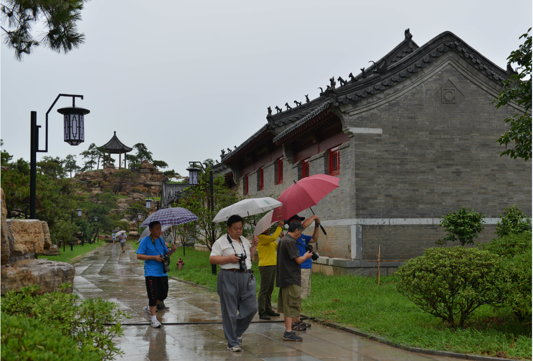 采风摄影组在建设改造中的郭店街道的虞山公园进行拍摄采风摄影组在