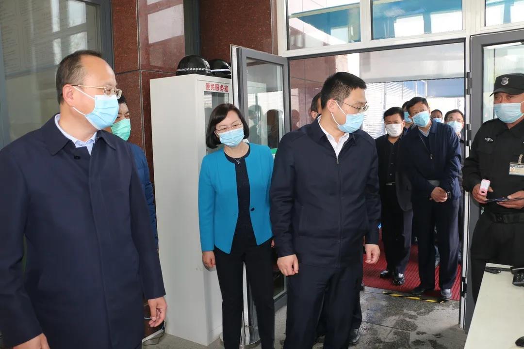 历城区委书记吕涛到历城二中和稼轩学校调研