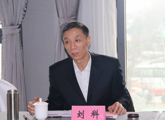吴承丙,刘科与出席区政协九届三次会议的政协委员进行协商讨论