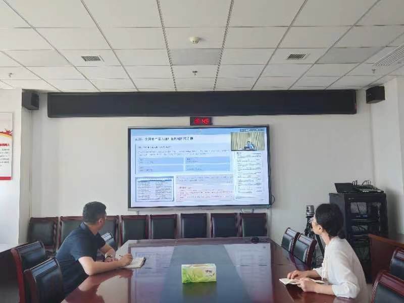 图为区审计局办公室人员正在收看政务公开培训转播.jpg